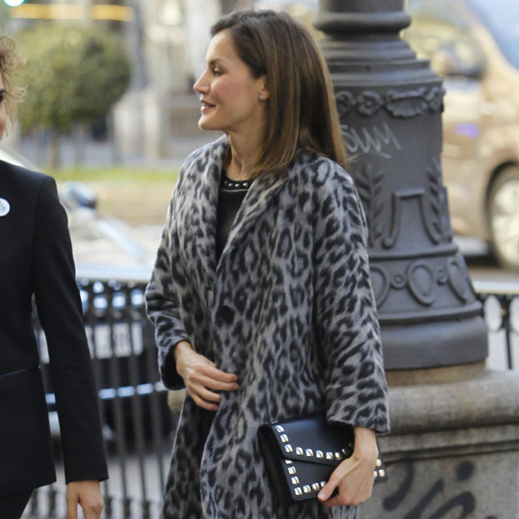 Ahora sí, doña Letizia muestra su nuevo abrigo con estampado de leopardo