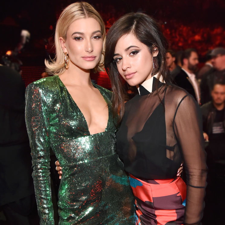 Camila Cabello, Hailey Baldwin y los 8 cambios de look en la misma noche