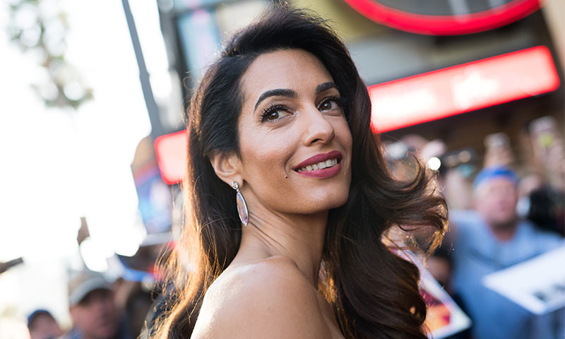 Amal Clooney o el éxito del 'burgundy' entre las invitadas que no quieren ir de negro