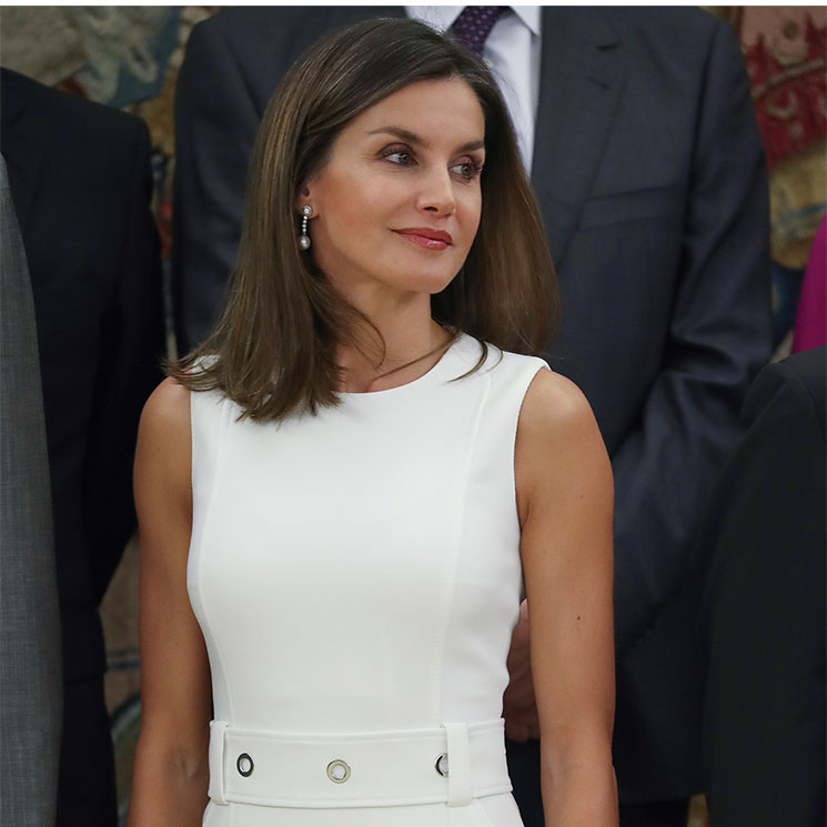 Doña Letizia repite su 'dress code' como Reina: en julio, vestido blanco