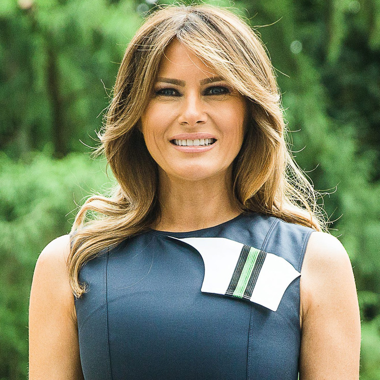 La razón por la que Melania Trump ha incluido en su maleta dos vestidos iguales