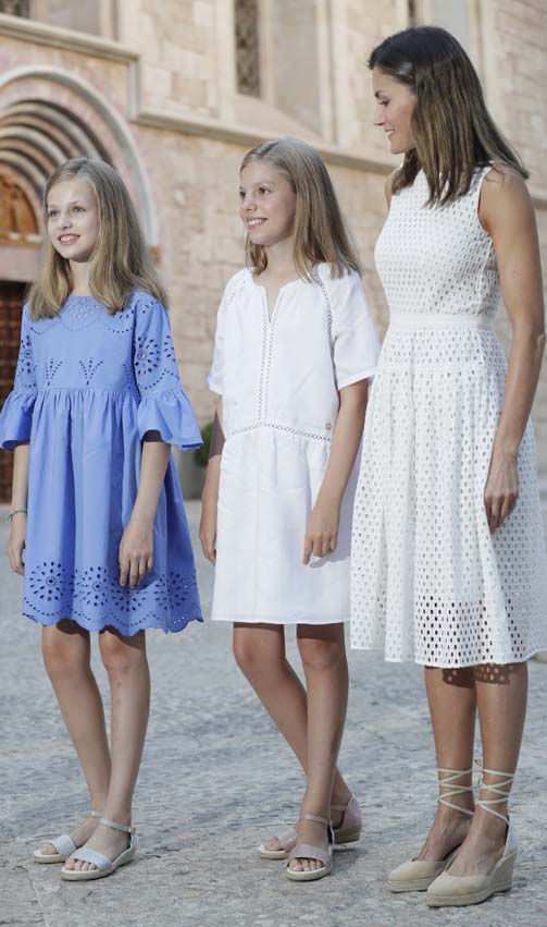 VERANO 2018 - Página 2 Letizia-look-posado-1z-z