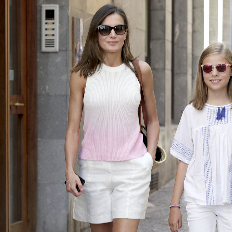 Doña Letizia estrena bermudas y sorprende con un look inusual