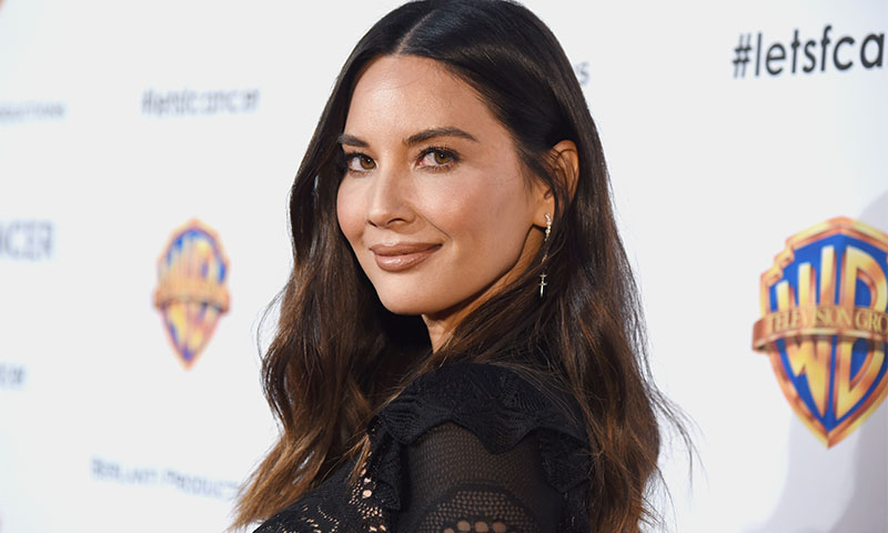 ¡Alerta invitadas! Olivia Munn lo confirma: el vestido sin escote es el nuevo sexy