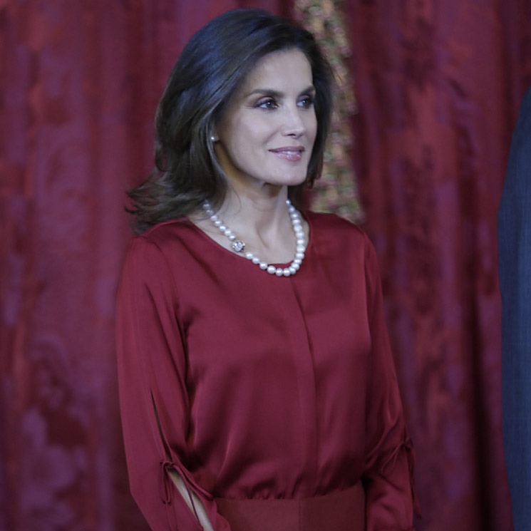 ¿Por qué este look rojo de Doña Letizia no es como los demás?