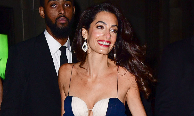 ¿Eres bajita? Con este truco de Amal Clooney podrás llevar vestidos largos