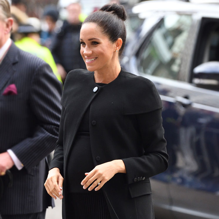 Meghan Markle rejuvenece su primer look premamá con una falda plisada