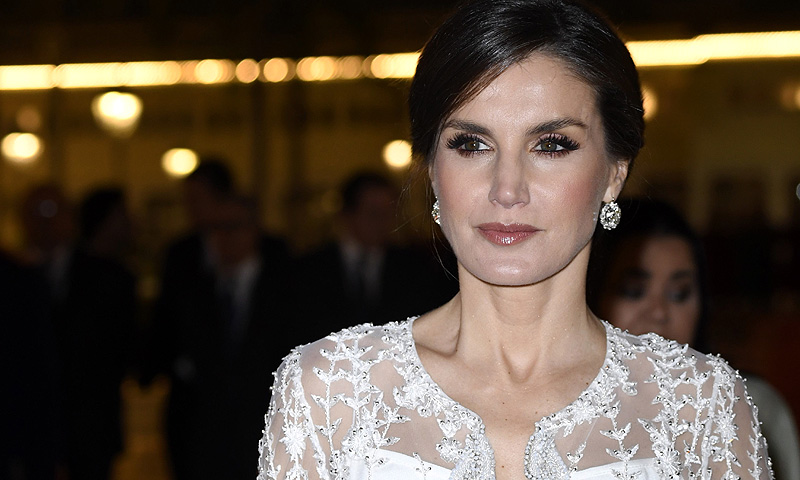 La reina Letizia deslumbra con un llamativo vestido joya en su cena de gala en Rabat