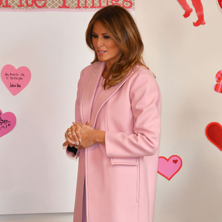 Un año después, Melania Trump intenta evitar la polémica vestida de rosa