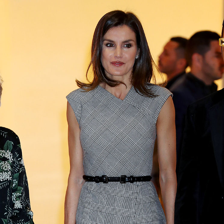 Doña Letizia amplía su colección de vestidos estampados con truco