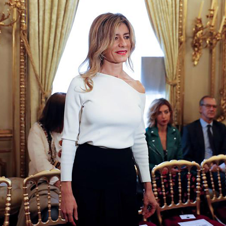 Begoña Gómez luce el escote más estilizador en su nueva cita con la moda española