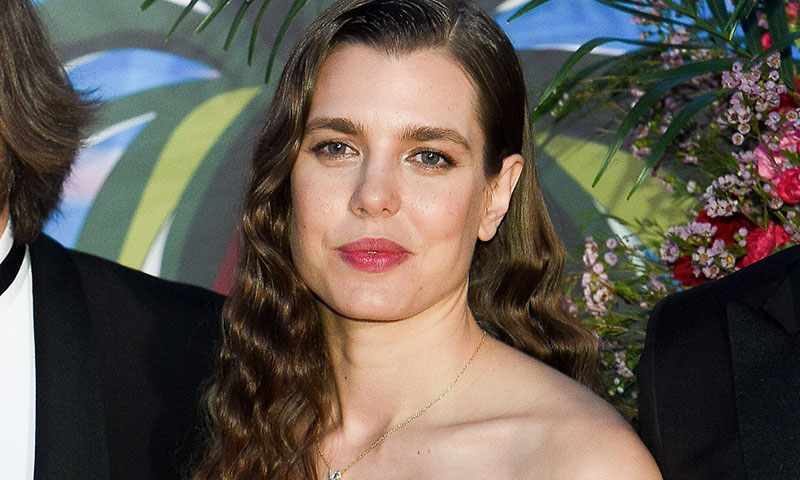 Carlota Casiraghi se transforma en una princesa 'vamp' para acudir al Baile de la Rosa