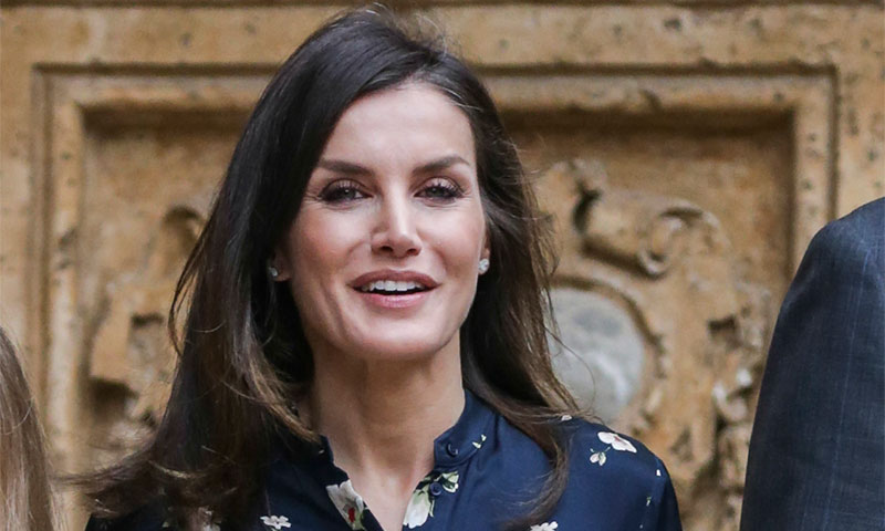 Doña Letizia rompe con la tradición y estrena vestido de Inditex en la Misa de Pascua