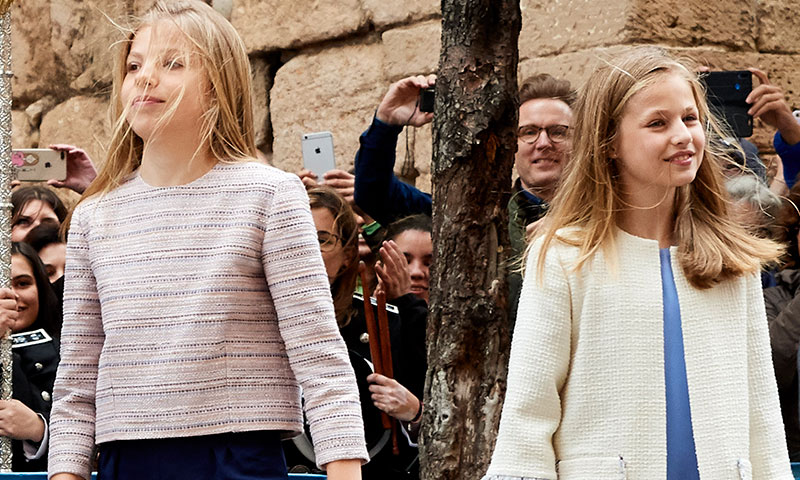 ¡Todo al 'tweed'! Leonor y Sofía vuelven a elegir el tejido preferido de las parisinas