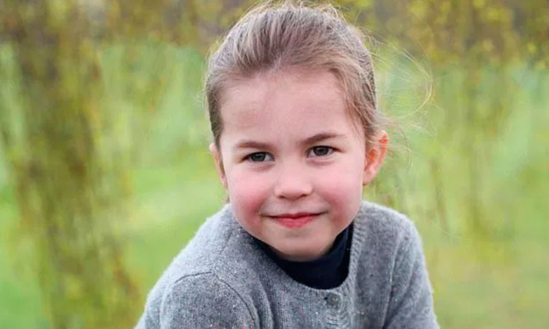 Charlotte de Cambridge se convierte en una mini Isabel II gracias a una marca española