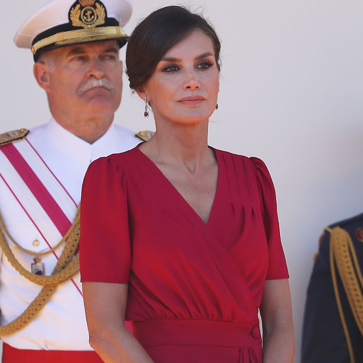 Doña Letizia y su nuevo vestido rojo, crónica de un éxito anunciado