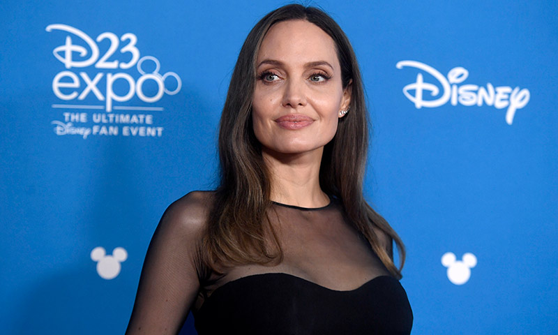 Angelina Jolie y la versión 'midi' de su vestido con abertura más famoso