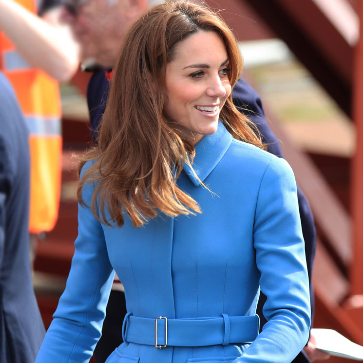 La duquesa de Cambridge recicla con tacón cómodo su abrigo más versátil