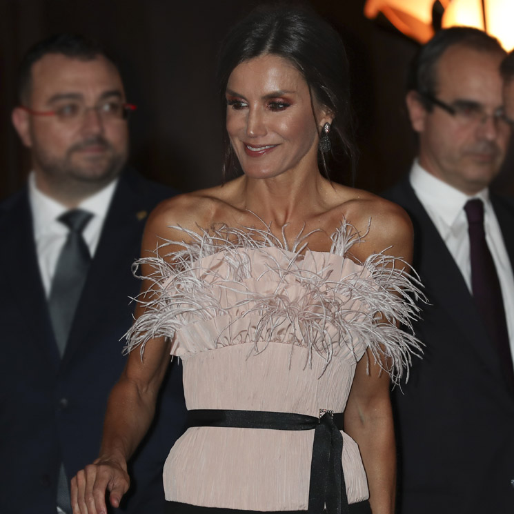 ¡Un look de alto impacto! La Reina arriesga y gana con su delicado 'corsé' de plumas 