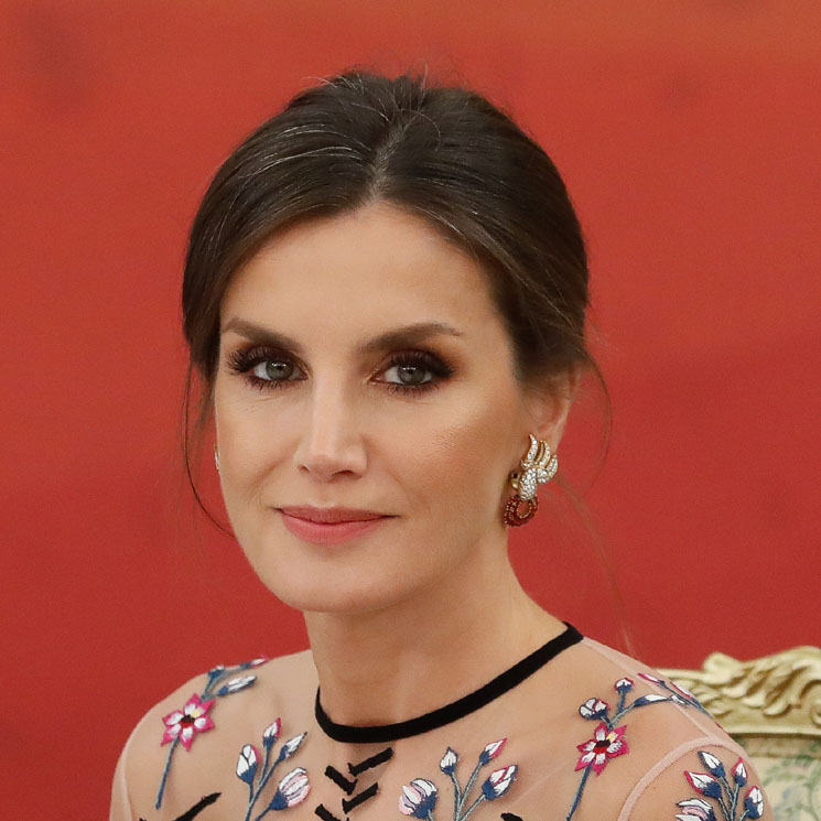 ¡Insuperable! Doña Letizia triunfa con un nuevo vestido de transparencias y bordados florales