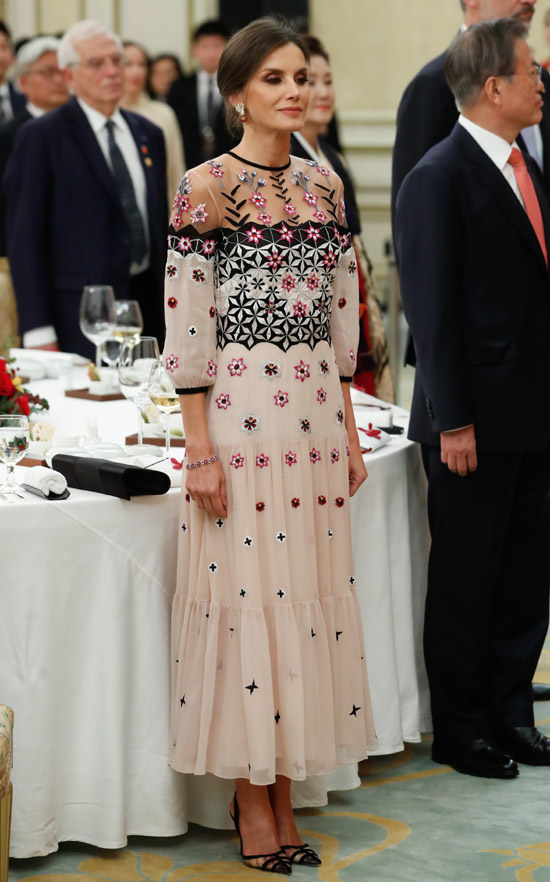 Reina Letizia ¿qué Royal Británica Llevó Antes Su Comentado Vestido