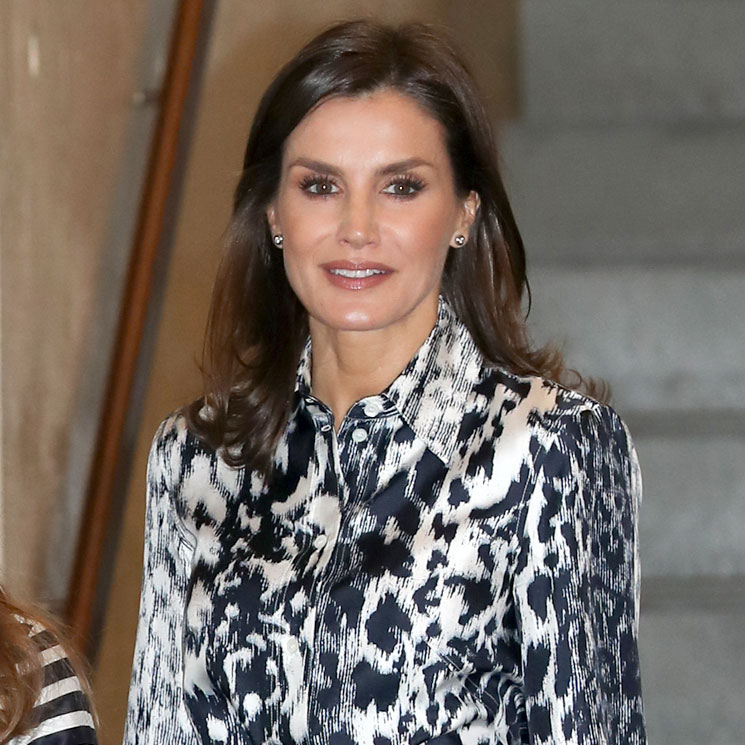 Doña Letizia amplía su colección de diseños estampados con un look de Victoria Beckham