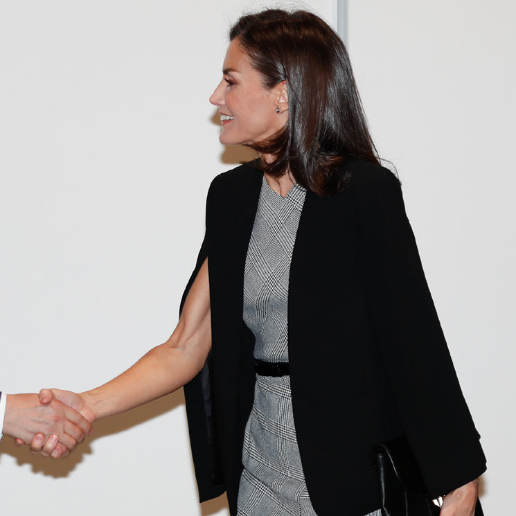 El mensaje que doña Letizia manda al reciclar por quinta vez su capa viral de Zara 