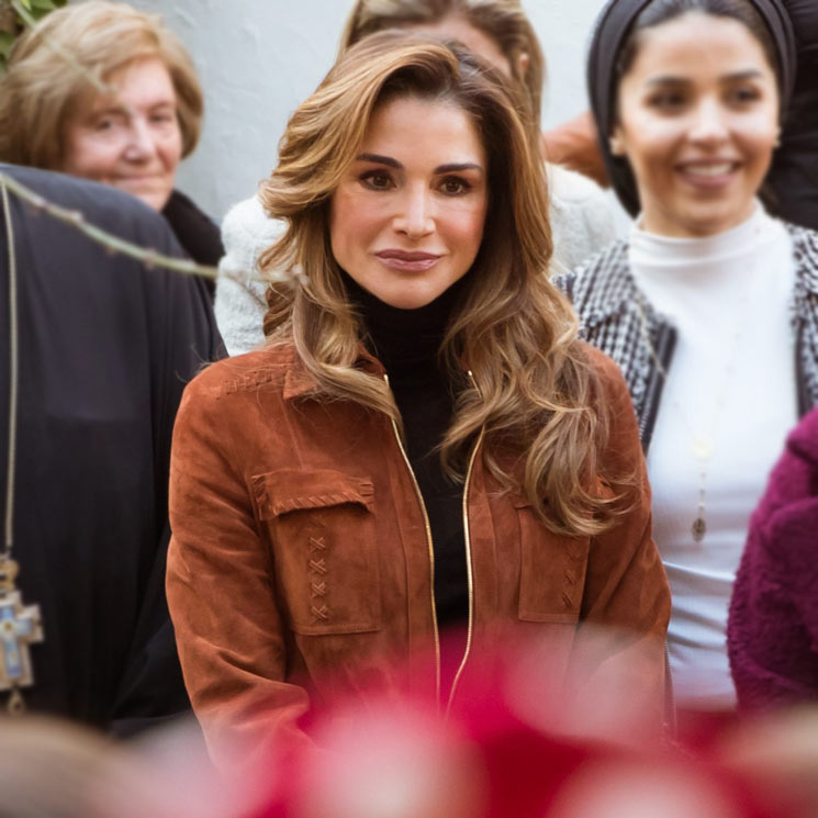 El truco de Rania de Jordania para que su chaqueta de piel estilice más que cualquier blusa
