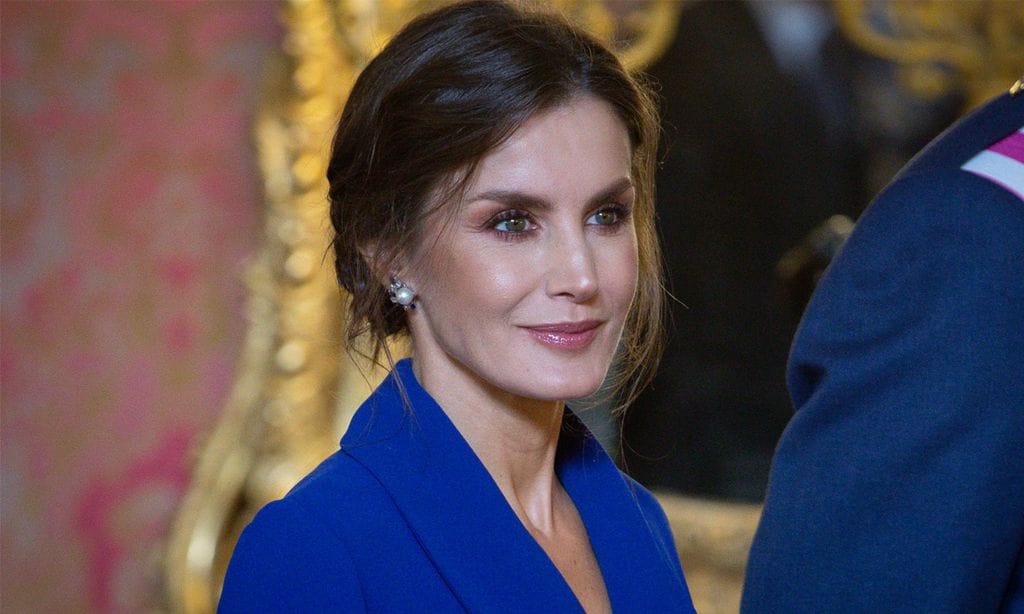 Vuelve el 'efecto Letizia': el último vestido viral de la Reina se agota en las rebajas de Zara