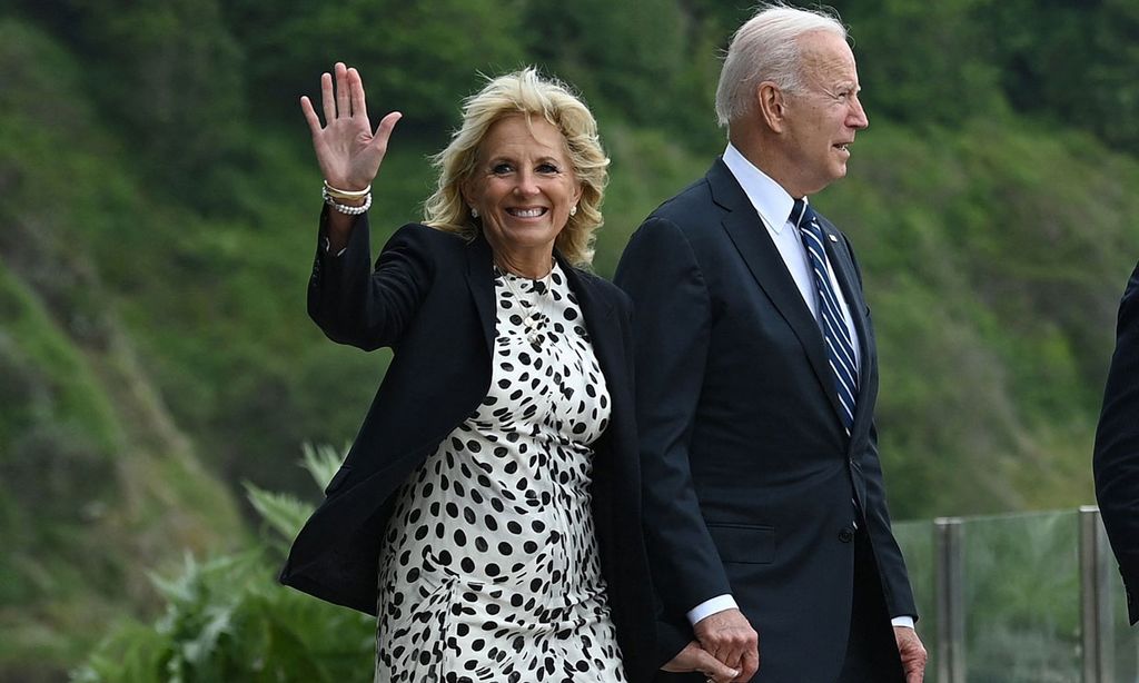 Jill Biden recuerda la polémica chaqueta con mensaje de Melania, pero con diferente resultado