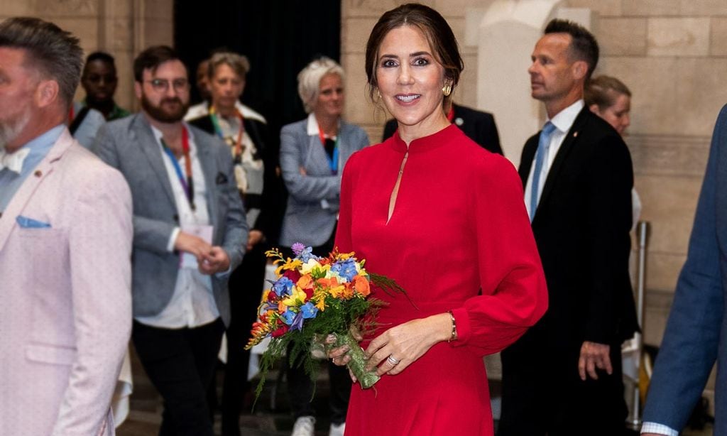 Mary rescata el vestido rojo que conecta los gustos de reinas y princesas