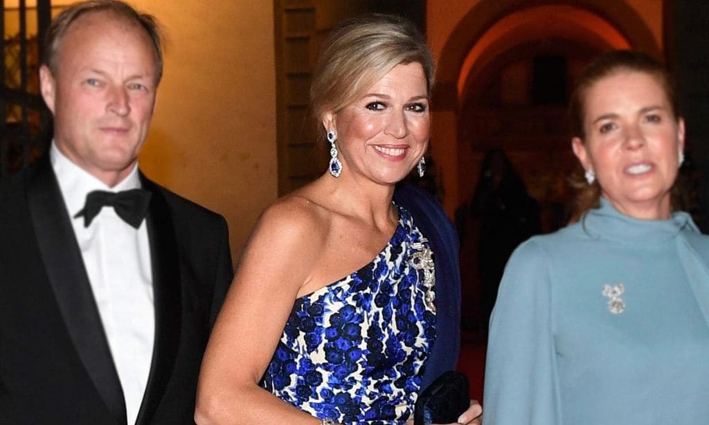 Máxima triunfa en una boda con el vestido floral de gala que estrenó... ¡hace 11 años!