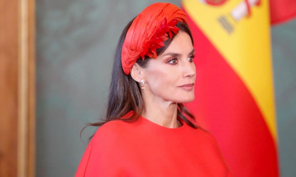 ¡Pura elegancia! La Reina vuelve a confiar en un tocado para su imagen más 'royal'