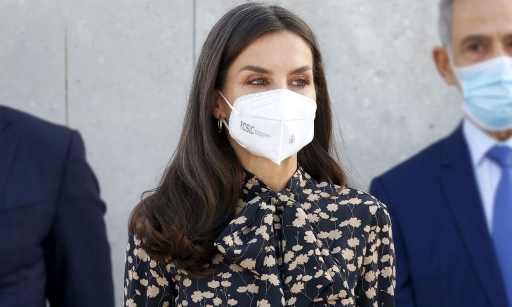 ¡Un estreno con anécdota! La Reina acierta con su vestido floral de Massimo Dutti