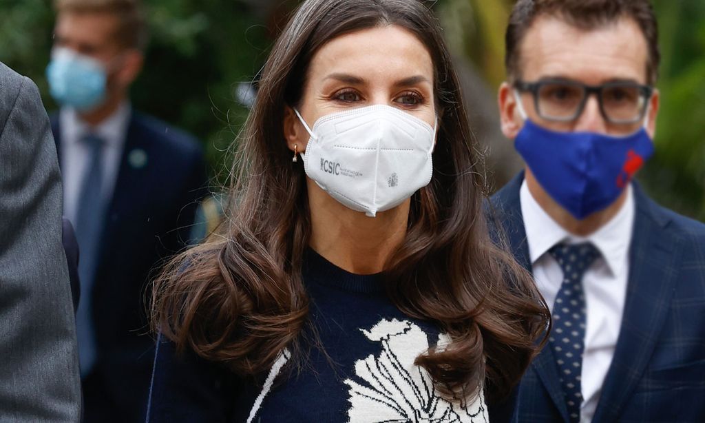 La Reina se adelanta a la primavera con un vestido de punto y flores 'arty'