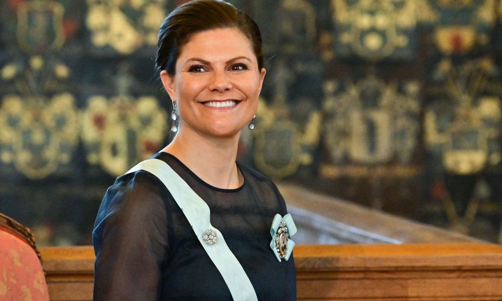 Vuelve el vestido semitransparente y sostenible que conectó a Victoria de Suecia y doña Letizia