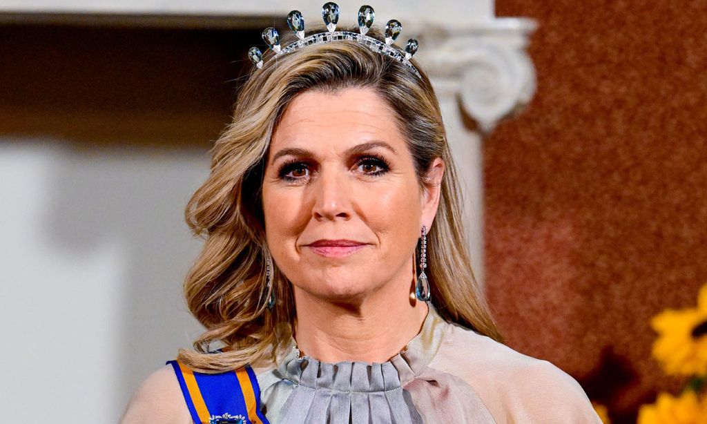 Máxima magnifica su vestido iridiscente con joyas históricas de aguamarinas