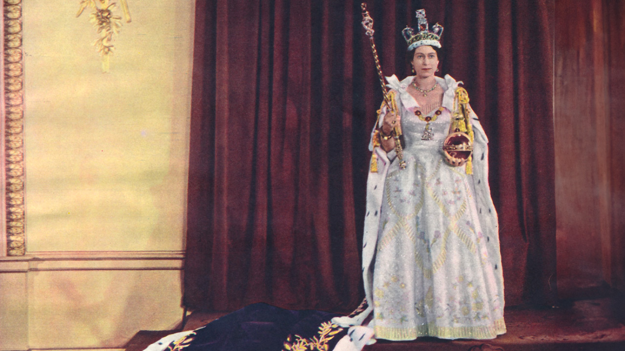 Recordamos el majestuoso look de Isabel II en su coronación a los 71 años de este histórico día