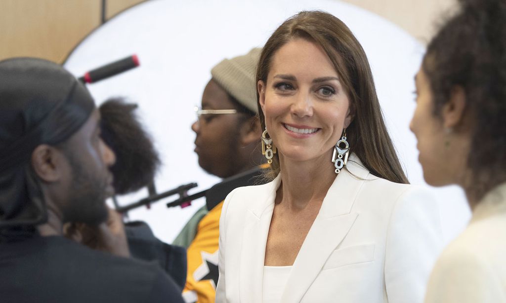 Kate moderniza su traje blanco con unos pendientes geométricos de 80 euros