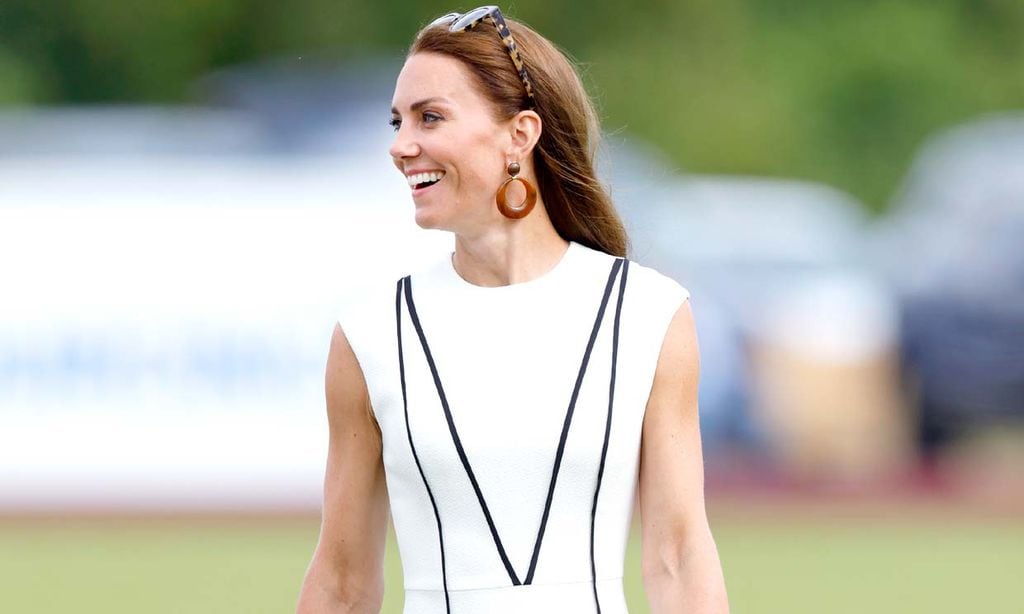 En su look más cómodo, Kate estrena los pendientes de 50 euros que ya tiene otra 'royal'