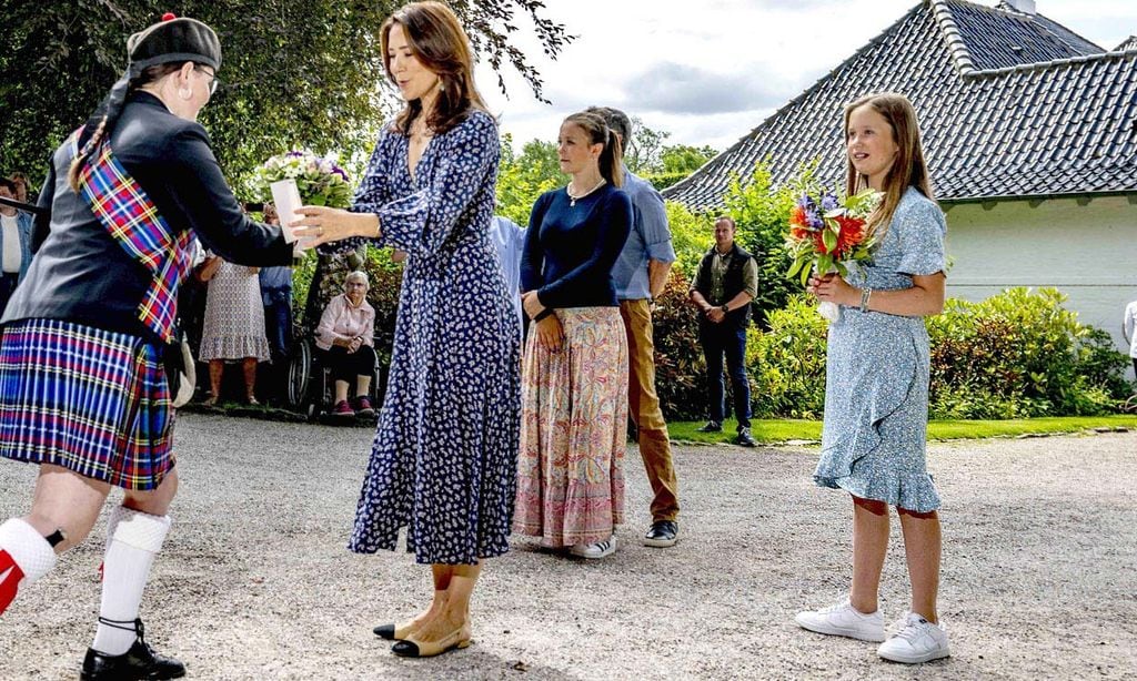 Josephine de Dinamarca y el fenómeno de las zapatillas blancas entre las jóvenes 'royals'