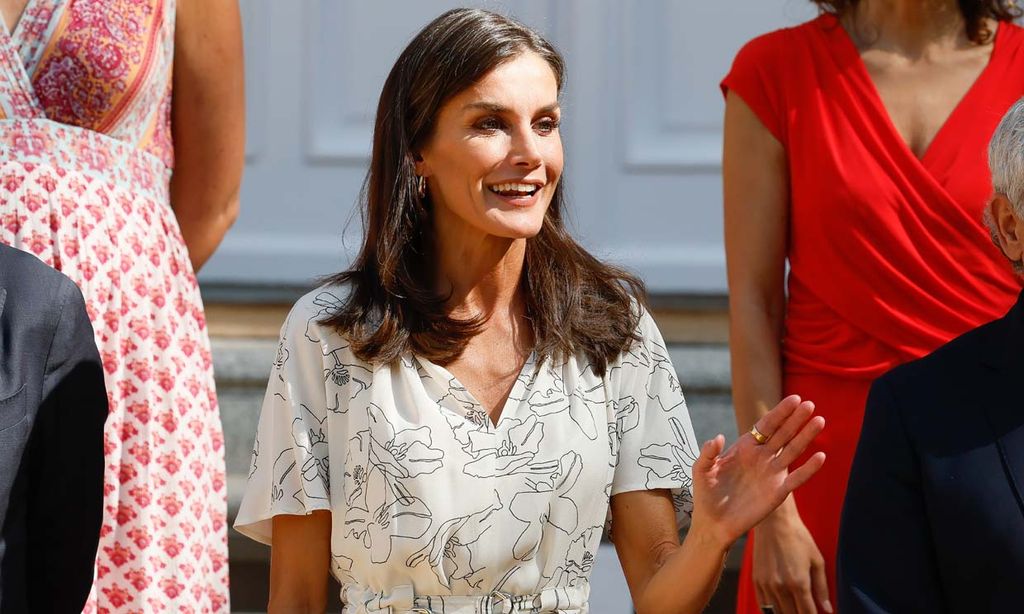 Doña Letizia estrena un vestido sostenible de flores que es perfecto para llevar con alpargatas