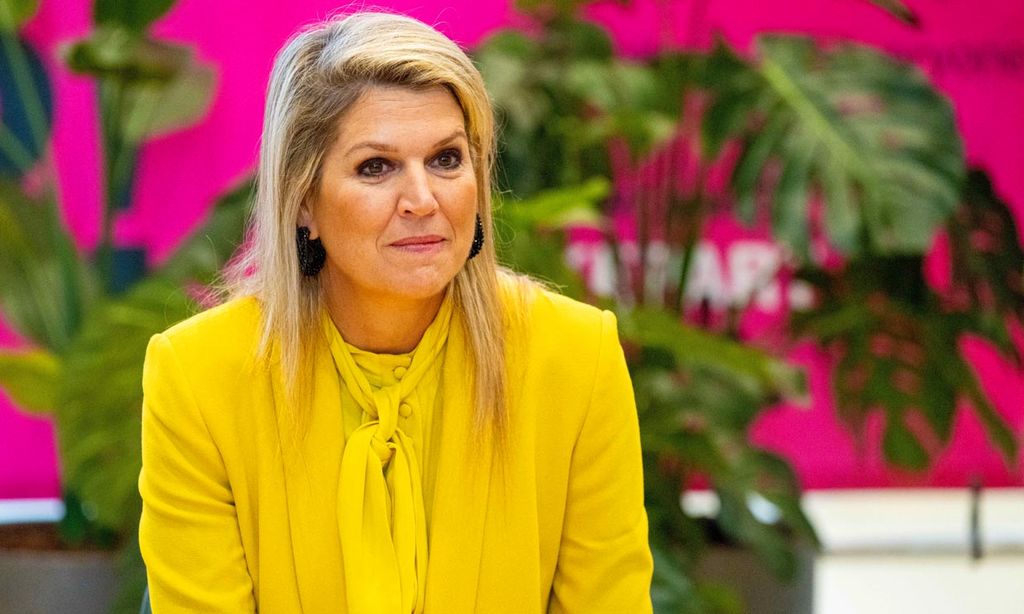 Máxima recicla su traje amarillo de Zara, un diseño con varias anécdotas