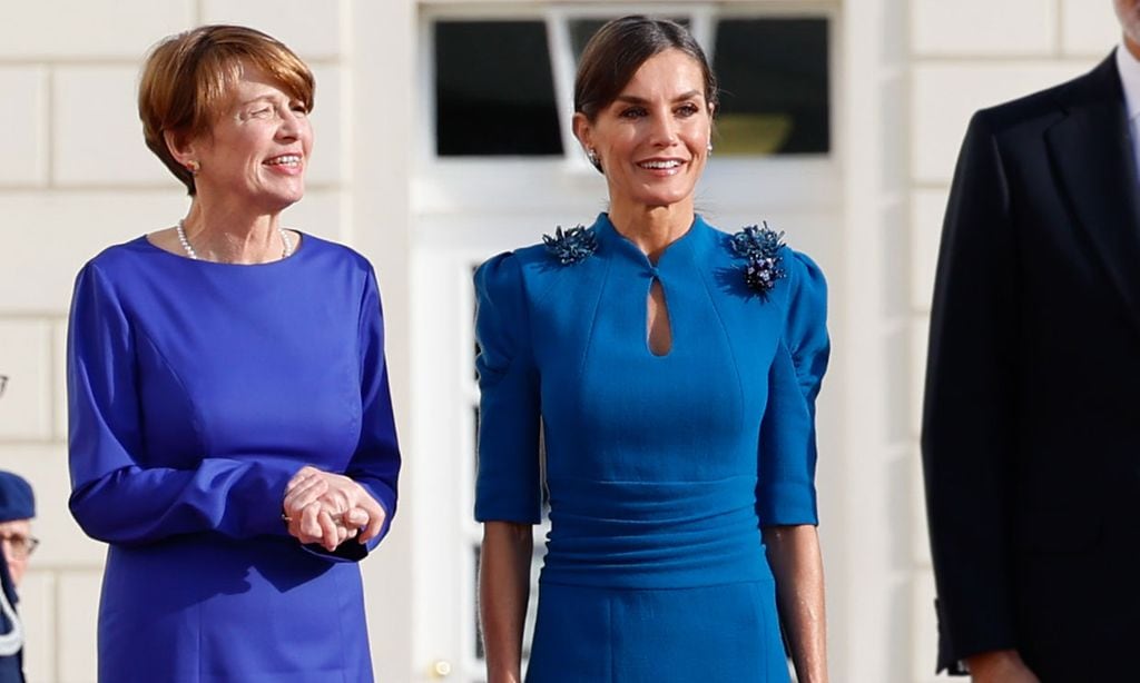 El nuevo vestido de la Reina, un diseño azul con fajín y flores de lentejuelas