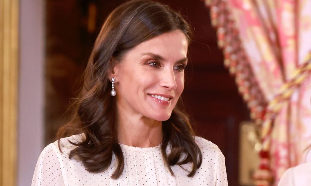 Doña Letizia luce un vestido de lunares que llevó antes la infanta Sofía