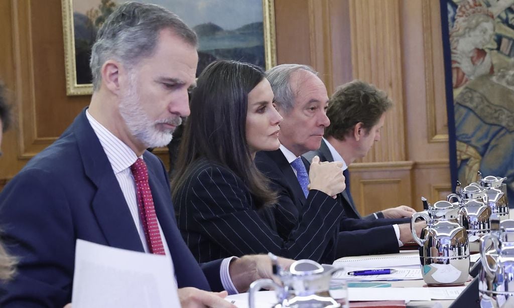 Doña Letizia, la reina que rejuvenece un traje sastre de raya diplomática con camiseta blanca