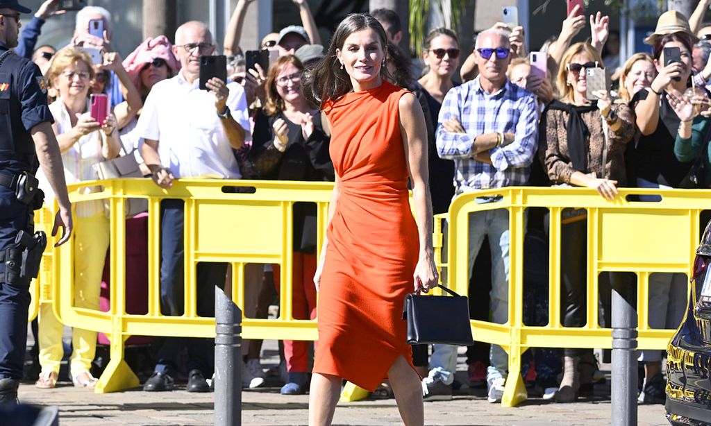 El idilio de la Reina con el vestido exclusivo de Zara que adelantó Marta Ortega