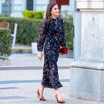 La reina Letizia recicla su vestido estampado de Massimo Dutti que