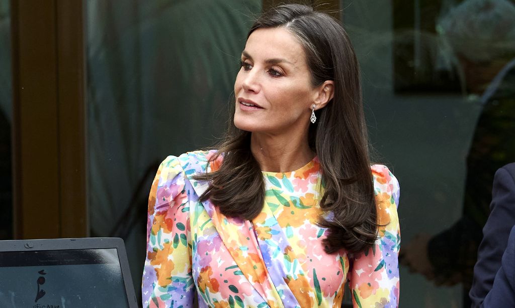 El multicolor estreno de la Reina: un vestido floral con sello español