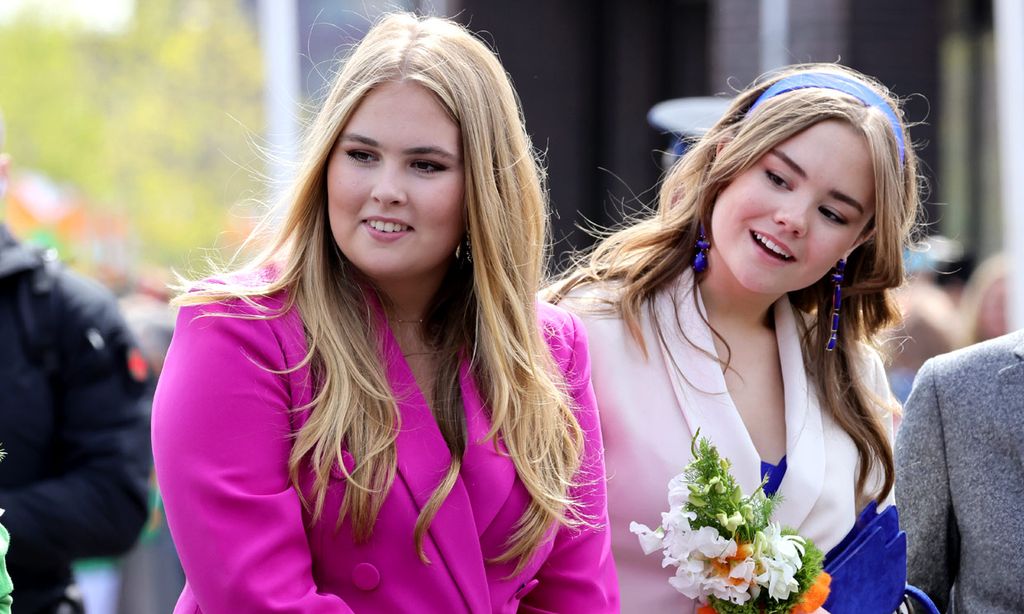 Amalia y Ariane, dos jóvenes princesas con tacones y trajes sastre de tendencia